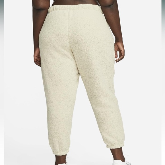 🆕 Nike Therma-FIT Fuzzy Women's Training Pants Plus Size-2x and 3x - Picture 2 of 2